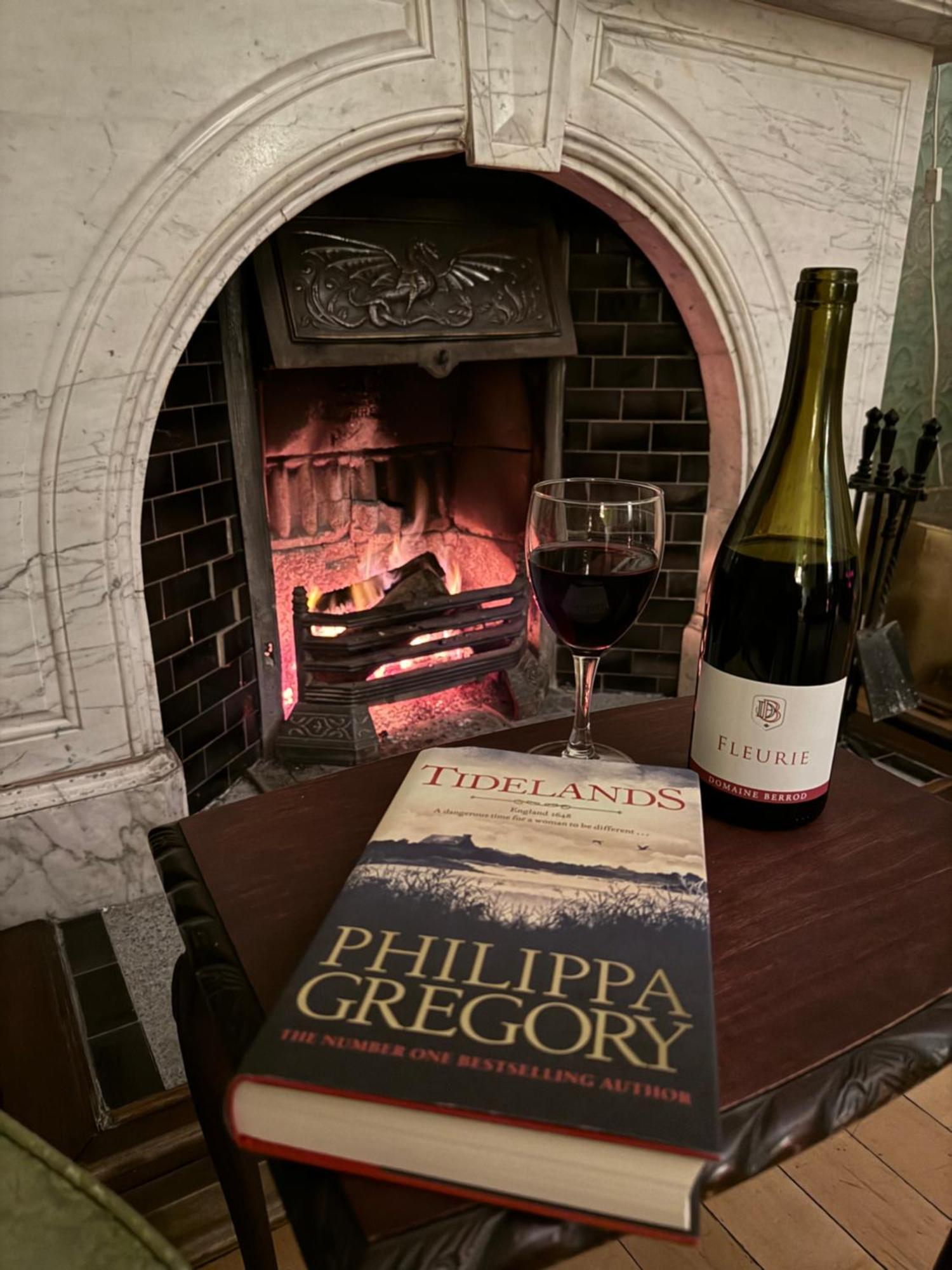 Clone Country House Охрим Экстерьер фото A wine and book at the fireplace
