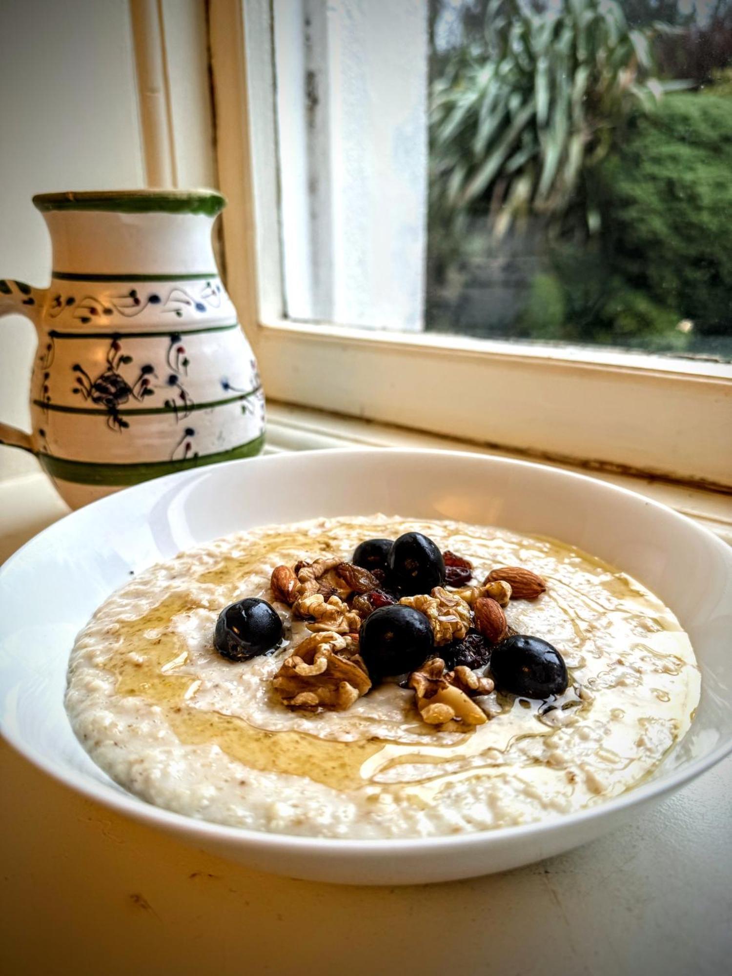 Clone Country House Охрим Экстерьер фото Oatmeal with blueberries and walnuts
