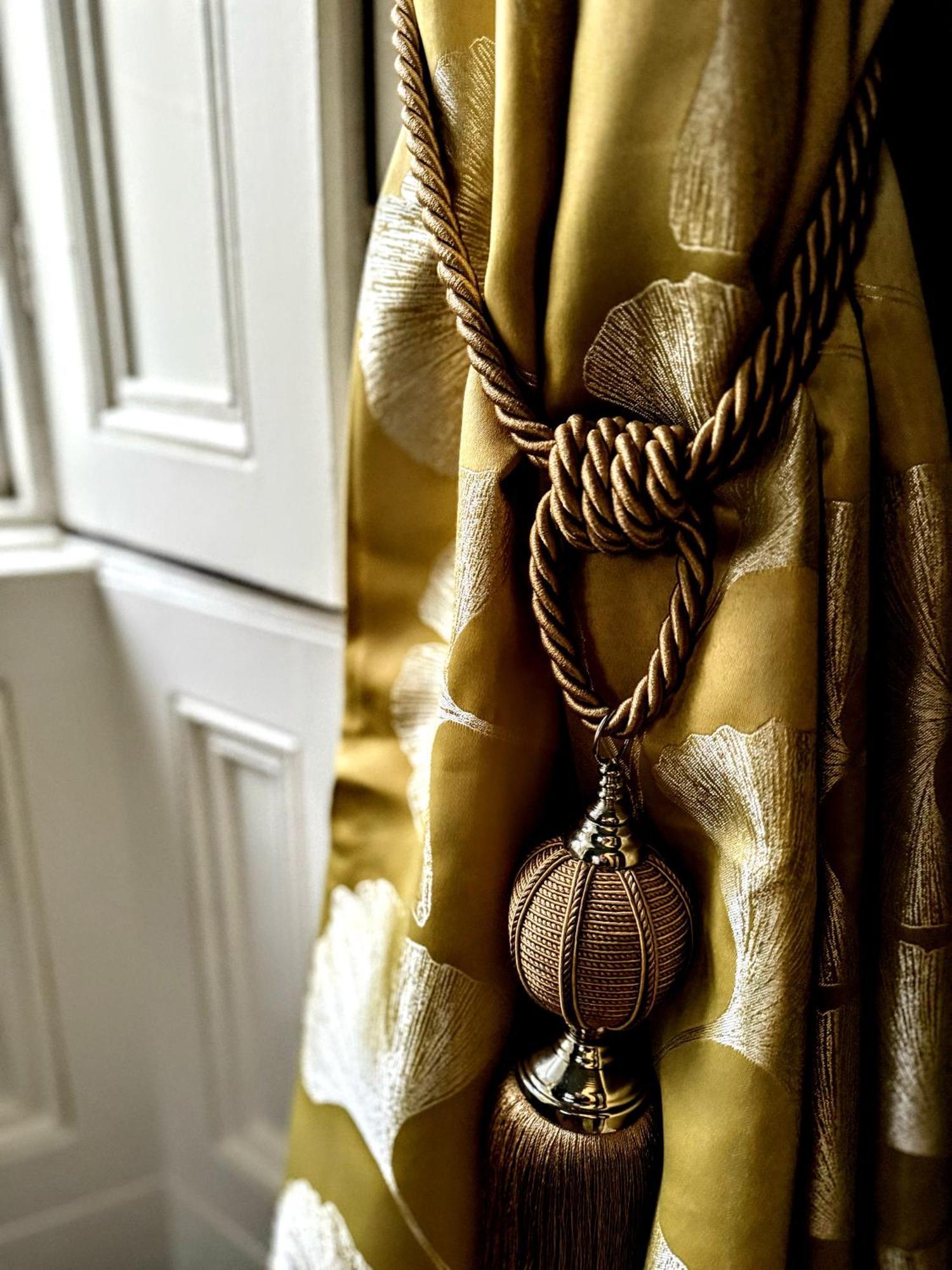 Clone Country House Охрим Экстерьер фото A curtain tieback