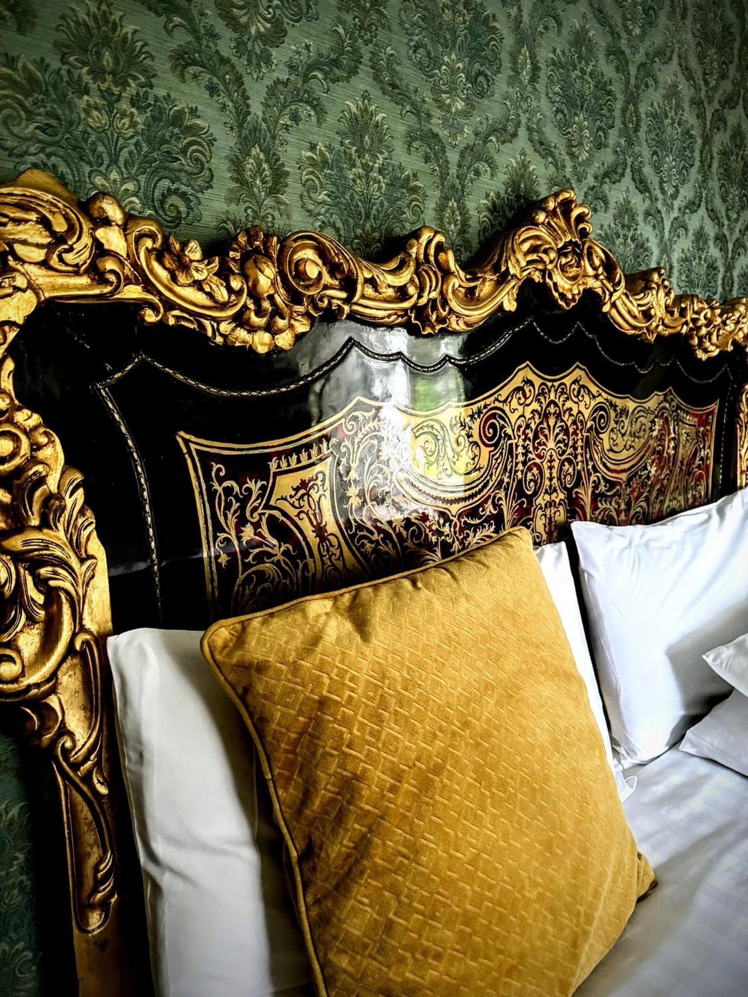 Clone Country House Охрим Экстерьер фото A gold velvet cushion