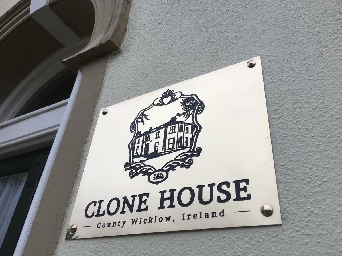 Clone Country House Охрим Экстерьер фото The plaque on the front of the house
